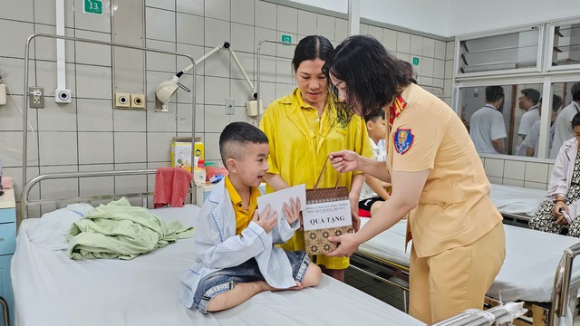 CSGT Hà Nội tặng quà cho các bệnh nhi nhân ngày 1/6- Ảnh 3.