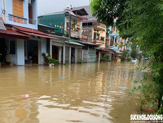 Nước sông dâng cao, thành phố Hà Giang chìm trong biển nước- Ảnh 2.