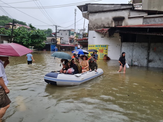 Hà Giang: Phá dỡ mái nhà giải cứu 4 người bị mắc kẹt do nước lũ dâng cao- Ảnh 1.