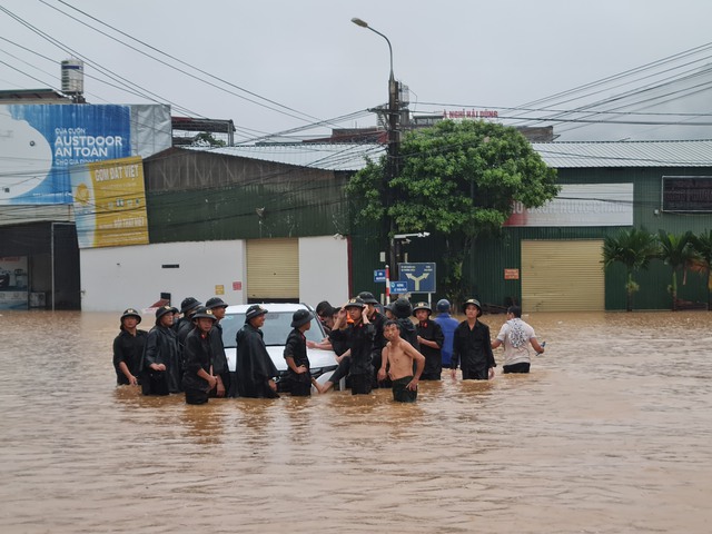 Hà Giang: Phá dỡ mái nhà giải cứu 4 người bị mắc kẹt do nước lũ dâng cao- Ảnh 3.