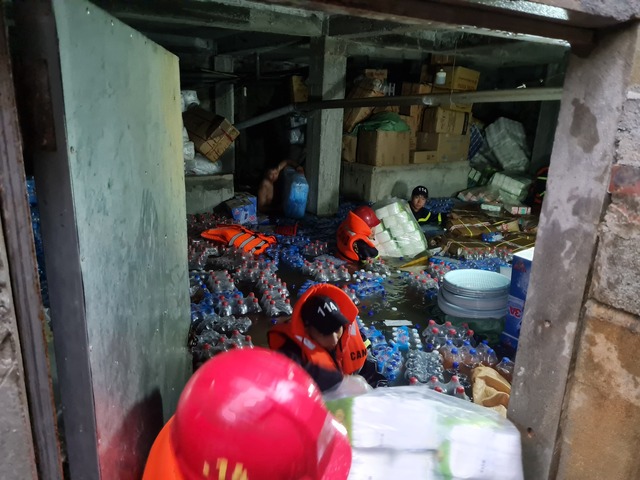 Hà Giang: Phá dỡ mái nhà giải cứu 4 người bị mắc kẹt do nước lũ dâng cao- Ảnh 2.