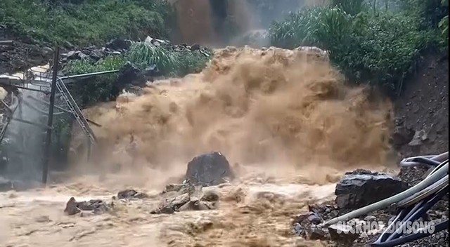 Nước sông dâng cao, thành phố Hà Giang chìm trong biển nước- Ảnh 8.