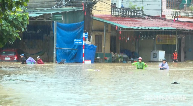 Nước sông dâng cao, thành phố Hà Giang chìm trong biển nước- Ảnh 10.