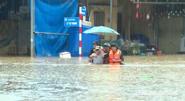 Nước sông dâng cao, thành phố Hà Giang chìm trong biển nước- Ảnh 11.