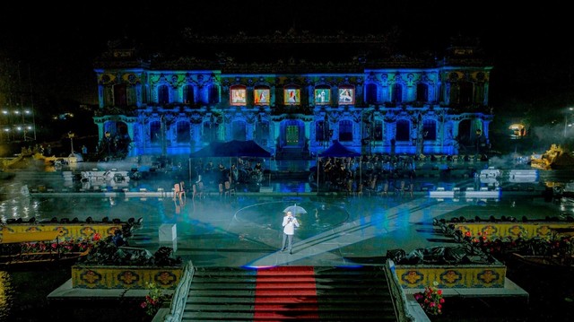 Khán giả 'đội mưa' xem đêm nhạc Trịnh Công Sơn tại điện Kiến Trung- Ảnh 1.