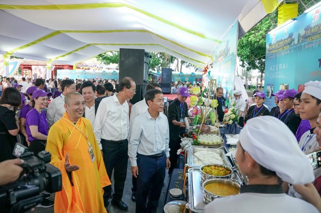 Ảnh: Hàng nghìn người tham gia Lễ hội Ẩm thực chay tại Tuần lễ Festival Nghệ thuật Quốc tế Huế- Ảnh 3.