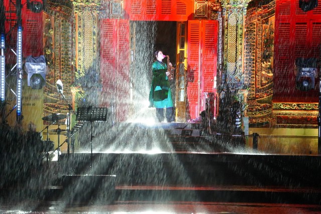 Khán giả 'đội mưa' xem đêm nhạc Trịnh Công Sơn tại điện Kiến Trung- Ảnh 3.