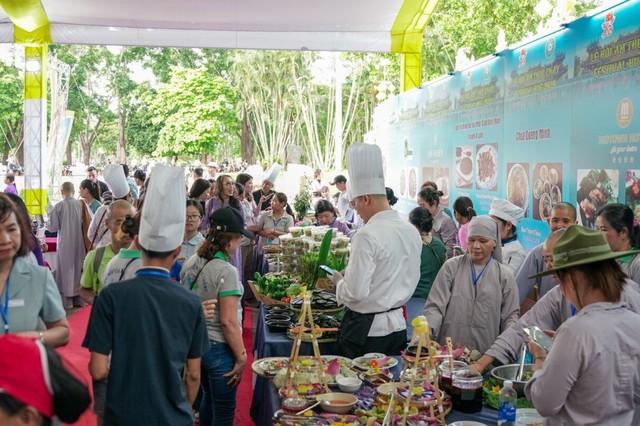 Ảnh: Hàng nghìn người tham gia Lễ hội Ẩm thực chay tại Tuần lễ Festival Nghệ thuật Quốc tế Huế- Ảnh 4.