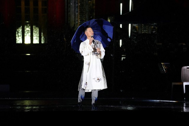 Khán giả 'đội mưa' xem đêm nhạc Trịnh Công Sơn tại điện Kiến Trung- Ảnh 5.