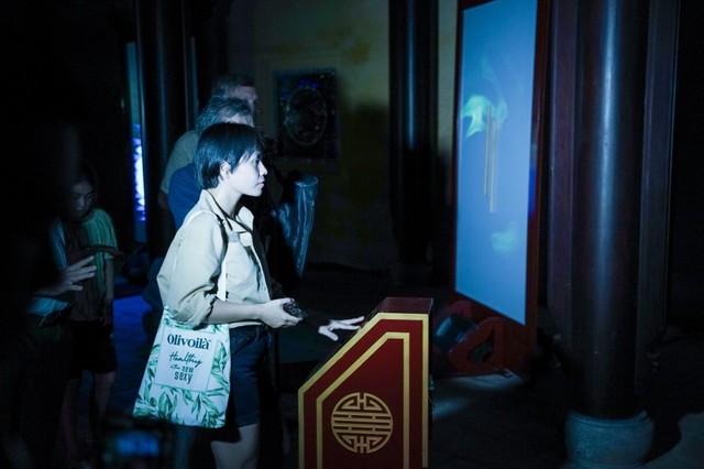 Du khách thích thú với 'Lễ hội ánh sáng' tại Tuần lễ Festival nghệ thuật Quốc tế Huế- Ảnh 6.