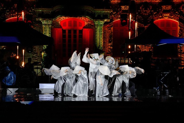 Khán giả 'đội mưa' xem đêm nhạc Trịnh Công Sơn tại điện Kiến Trung- Ảnh 7.