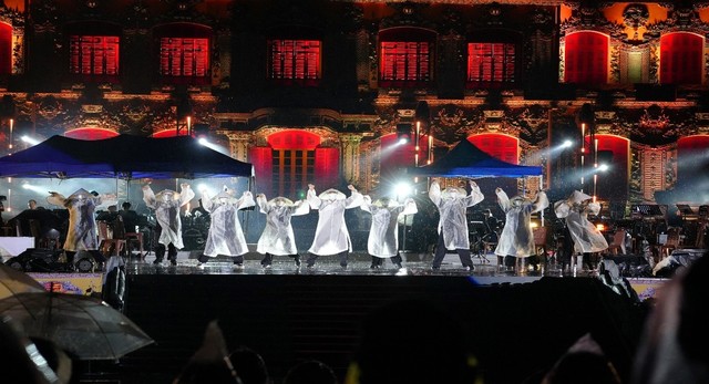 Khán giả 'đội mưa' xem đêm nhạc Trịnh Công Sơn tại điện Kiến Trung- Ảnh 8.