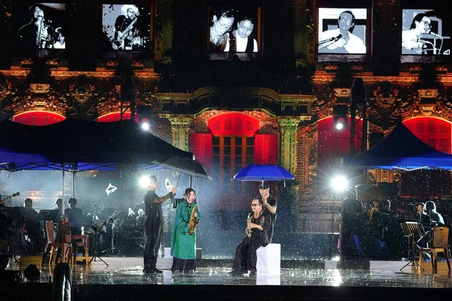 Khán giả 'đội mưa' xem đêm nhạc Trịnh Công Sơn tại điện Kiến Trung- Ảnh 9.