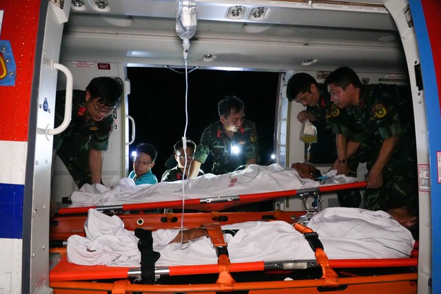 Trực thăng đưa 2 bệnh nhân nguy kịch từ Trường Sa về đất liền điều trị- Ảnh 1.