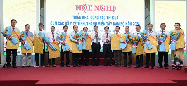 Y tế 13 tỉnh Tây Nam Bộ ký giao ước thi đua hoàn thành nhiệm vụ năm 2024- Ảnh 1.