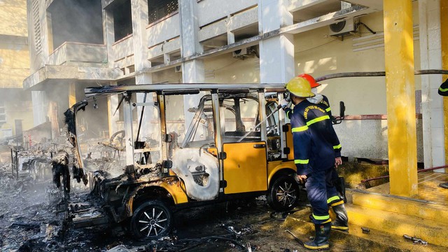 Cháy 40 xe điện du lịch ở Trường CĐ Điện lực miền Trung: Vi phạm PCCC, tháo dỡ nhà xe- Ảnh 1.