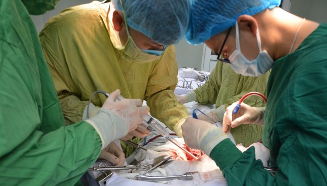 Bệnh viện Hữu nghị đa khoa Nghệ An phẫu thuật thành công bệnh nhân mắc đồng thời hai bệnh ung thư- Ảnh 1.