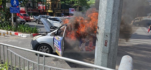 Người dân khống chế đám cháy, ngăn chặn ô tô phát nổ tại Đống Đa- Ảnh 2.