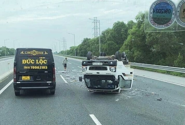 Xe tải gặp sự cố 'ngửa bụng' trên cao tốc Hà Nội - Hải Phòng- Ảnh 2.