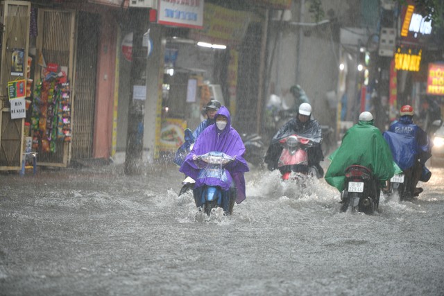 Chuyên gia cảnh báo mưa rất lớn đêm 14/6, có thể kèm theo lũ quét, sạt lở đất- Ảnh 2.