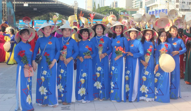 Ấn tượng cuộc diễu hành áo dài bên bờ biển Nha Trang- Ảnh 4.