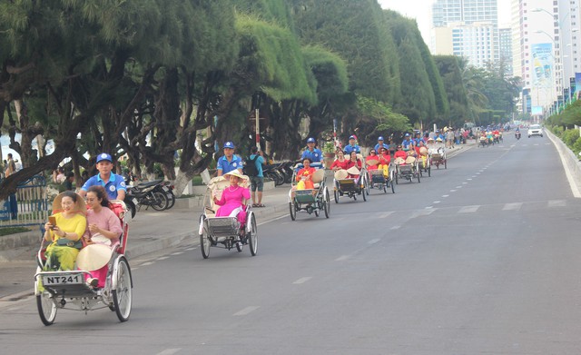 Ấn tượng cuộc diễu hành áo dài bên bờ biển Nha Trang- Ảnh 5.