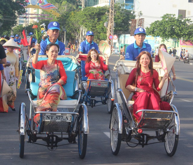 Ấn tượng cuộc diễu hành áo dài bên bờ biển Nha Trang- Ảnh 8.