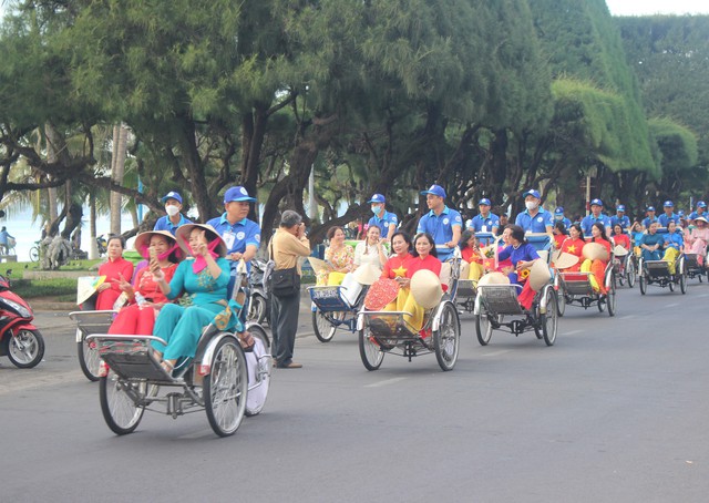 Ấn tượng cuộc diễu hành áo dài bên bờ biển Nha Trang- Ảnh 9.