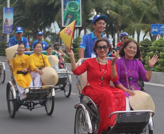 Ấn tượng cuộc diễu hành áo dài bên bờ biển Nha Trang- Ảnh 10.
