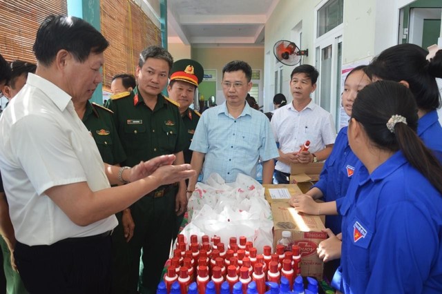 Đoàn công tác Bộ Y tế khám bệnh miễn phí, tặng quà cho người dân Quảng Nam- Ảnh 5.