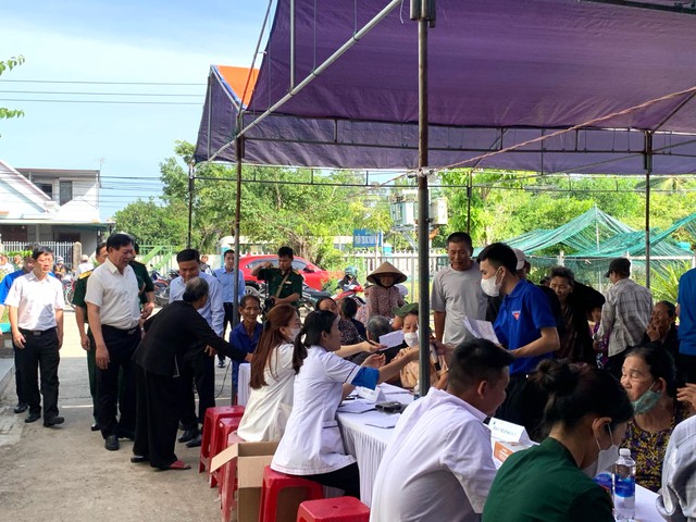 Đoàn công tác Bộ Y tế khám bệnh miễn phí, tặng quà cho người dân Quảng Nam- Ảnh 4.