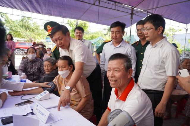 Đoàn công tác Bộ Y tế khám bệnh miễn phí, tặng quà cho người dân Quảng Nam- Ảnh 6.