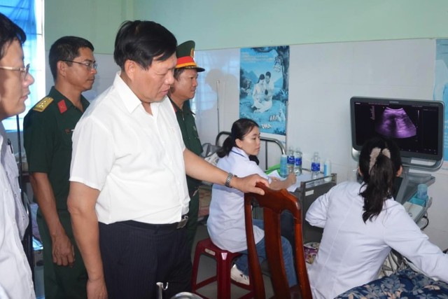 Đoàn công tác Bộ Y tế khám bệnh miễn phí, tặng quà cho người dân Quảng Nam- Ảnh 3.