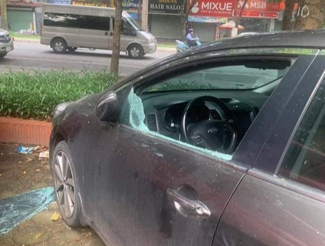 Loạt ôtô bị đập vỡ kính trong đêm tại Hà Nội- Ảnh 1.