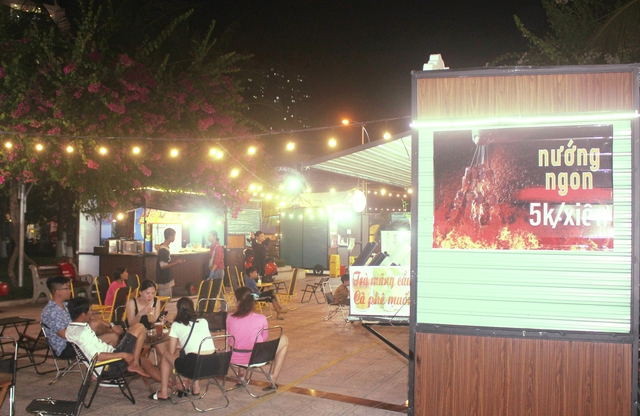 Chợ đêm Nha Trang mở cửa đến 0 giờ bán đặc sản từ 35 ngàn đồng- Ảnh 2.