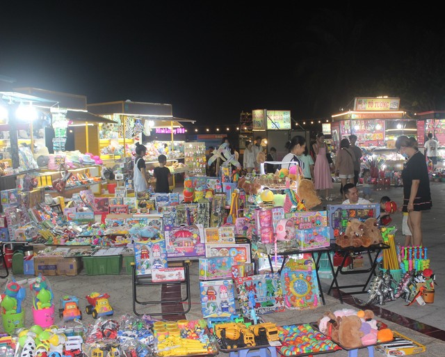 Chợ đêm Nha Trang mở cửa đến 0 giờ bán đặc sản từ 35 ngàn đồng- Ảnh 4.