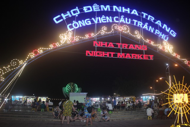 Chợ đêm Nha Trang mở cửa đến 0 giờ bán đặc sản từ 35 ngàn đồng- Ảnh 1.