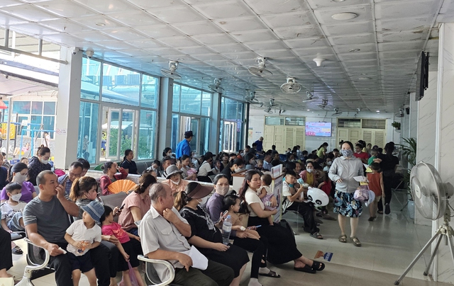 Dịp nắng nóng này, bình quân mỗi ngày Bệnh viện Sản Nhi Nghệ An có khoảng 1.000 bệnh nhân đến khám bệnh.