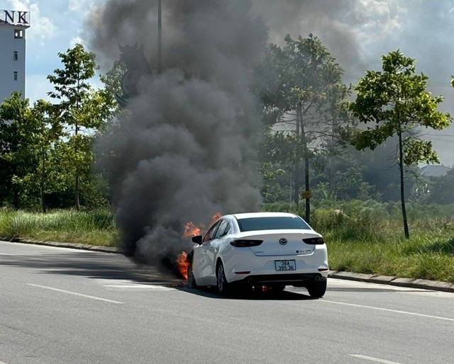 Video ô tô Mazda bốc cháy ngùn ngụt trên đường phố Hà Tĩnh- Ảnh 1.