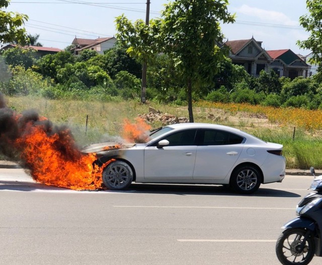 Video ô tô Mazda bốc cháy ngùn ngụt trên đường phố Hà Tĩnh- Ảnh 2.