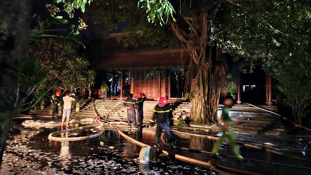 Cận cảnh hiện trường cháy chùa Thuyền Lâm trong đêm- Ảnh 5.