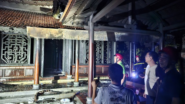 Cận cảnh hiện trường cháy chùa Thuyền Lâm trong đêm- Ảnh 3.