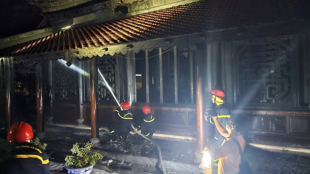 Cận cảnh hiện trường cháy chùa Thuyền Lâm trong đêm- Ảnh 2.