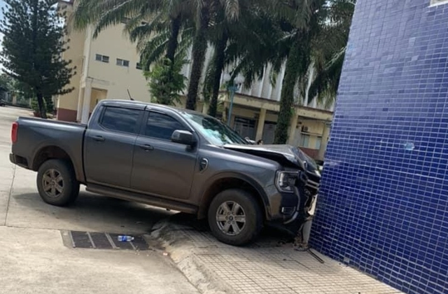 Khống chế người đàn ông lái ôtô tông vào tòa nhà của bệnh viện ở Bình Phước- Ảnh 1.