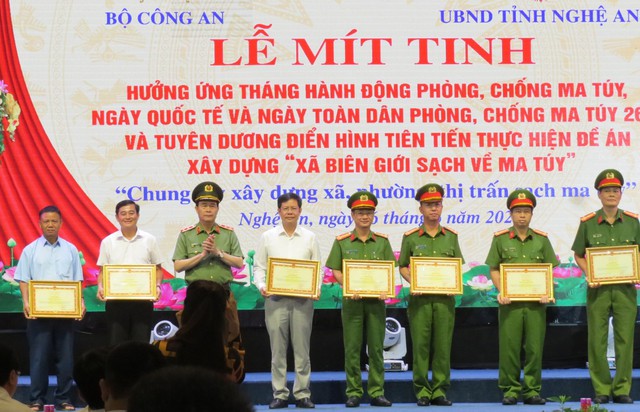 Thứ trưởng Bộ Công an Trung tướng Lê Quốc Hùng tặng Bằng khen cho 8 tập thể và 4 cá nhân.