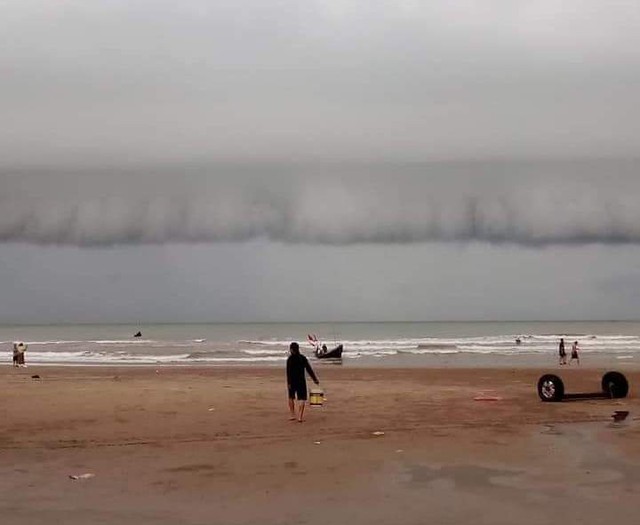Khoảnh khắc đám mây hình sóng thần cuồn cuộn trên bầu trời biển Sầm Sơn- Ảnh 3.