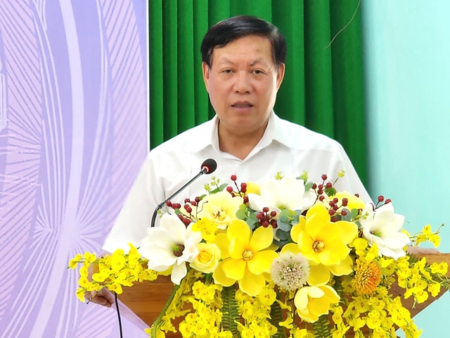 Thứ trưởng Bộ Y tế Đỗ Xuân Tuyên trao tặng thiết bị y tế cho Bệnh viện Đa khoa huyện Thọ Xuân- Ảnh 4.
