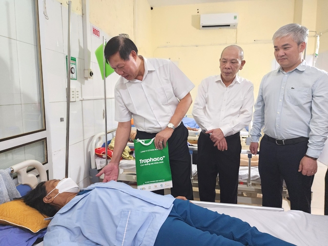 Thứ trưởng Bộ Y tế Đỗ Xuân Tuyên trao tặng thiết bị y tế cho Bệnh viện Đa khoa huyện Thọ Xuân- Ảnh 6.