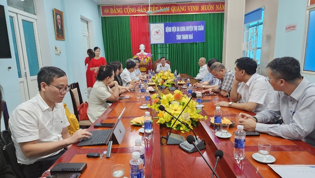 Thứ trưởng Bộ Y tế Đỗ Xuân Tuyên trao tặng thiết bị y tế cho Bệnh viện Đa khoa huyện Thọ Xuân- Ảnh 1.