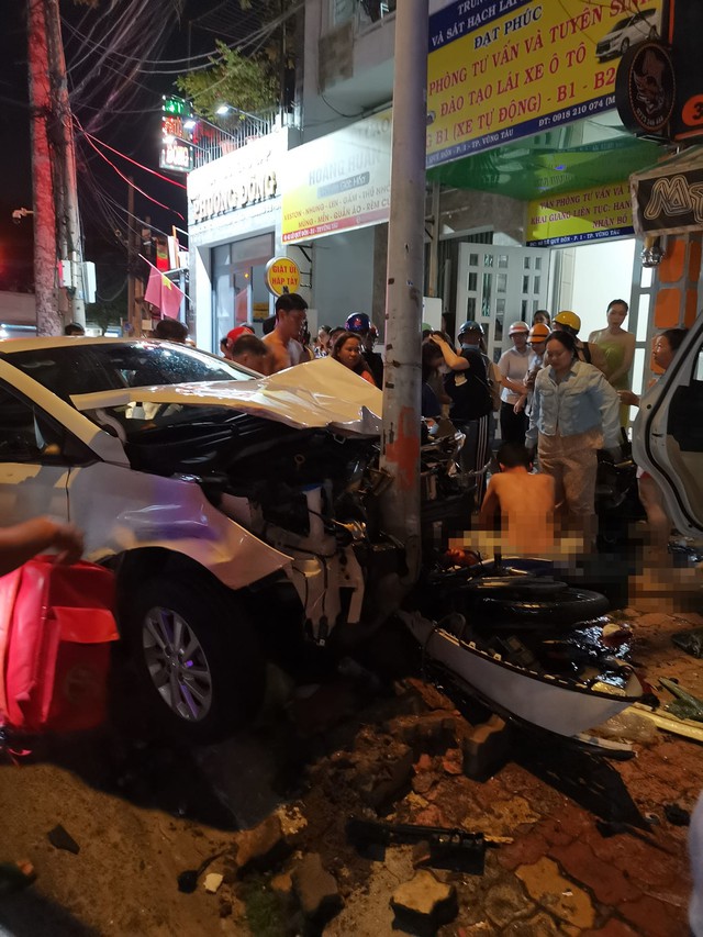 Ô tô tông hàng loạt xe dừng đèn đỏ, 2 người chết, nhiều người bị thương- Ảnh 1.